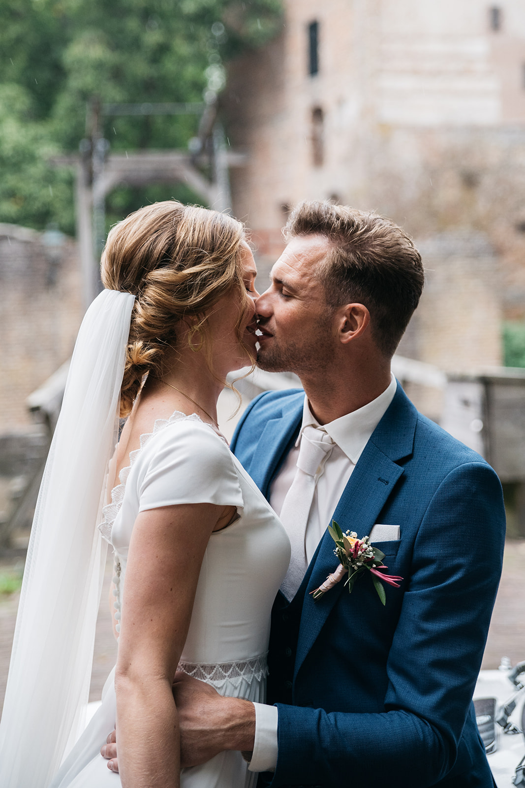 Trouwen in de stad Gouda bruidspaar loveshoot met avondschemering